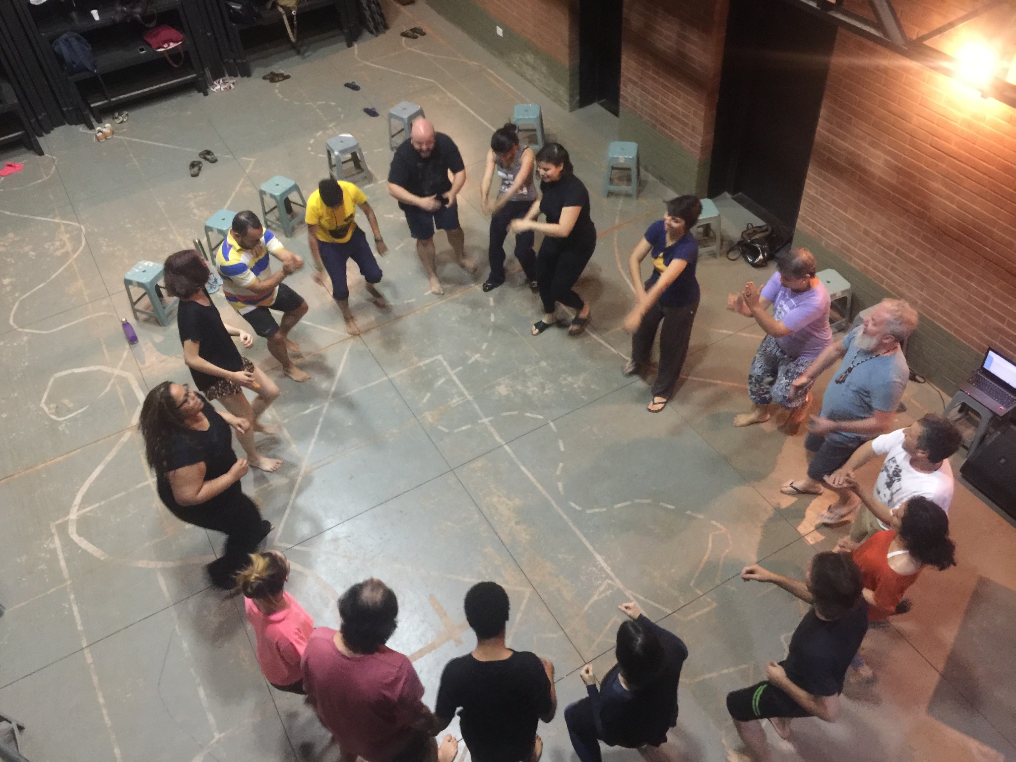 Un gruppo in cerchio durante una pratica collettiva di movimento e gesto